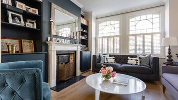 Apartment (4 Bedrooms) | Living room