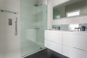 Apartment (4 Bedrooms) | Badezimmer