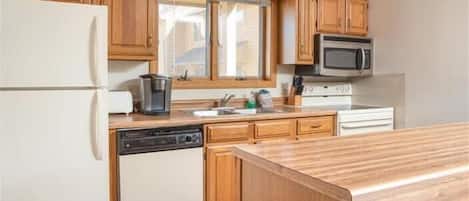Geladeira, micro-ondas, fogão, cooktop