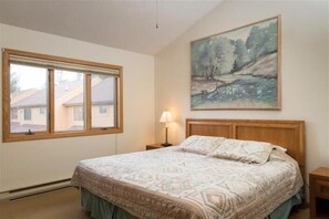 3 bedrooms, WiFi, bed sheets - DF 41- Pets OK, End unit! Pool! (Davis)