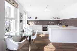 อพาร  ์ทเมนท์ (1 Bedroom) | ครัวส่วนตัว | เตาอบ, เตาประกอบอาหาร, กาต้มน้ำไฟฟ้า, เตาปิ้งขนมปัง
