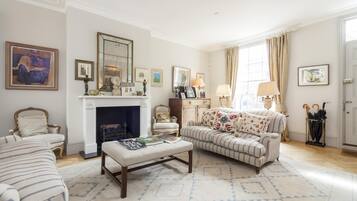 Apartment (3 Bedrooms) | Living room | TV