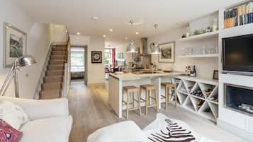 Apartment (3 Bedrooms) | Living room | TV