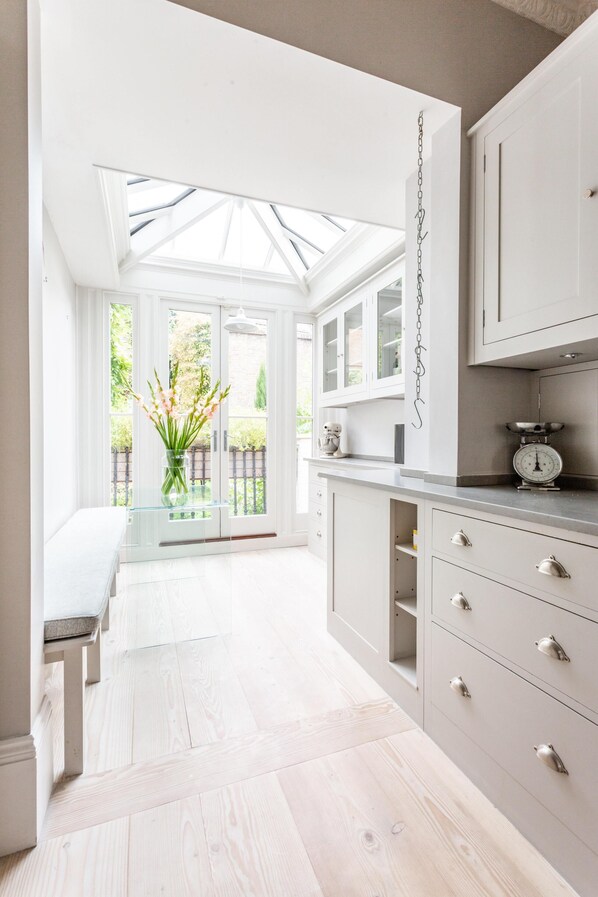 Private kitchen - Kensington Park Road VII by Onefinestay (London)