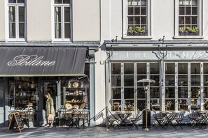 Outdoor dining - Sloane Gardens VI by Onefinestay (London)