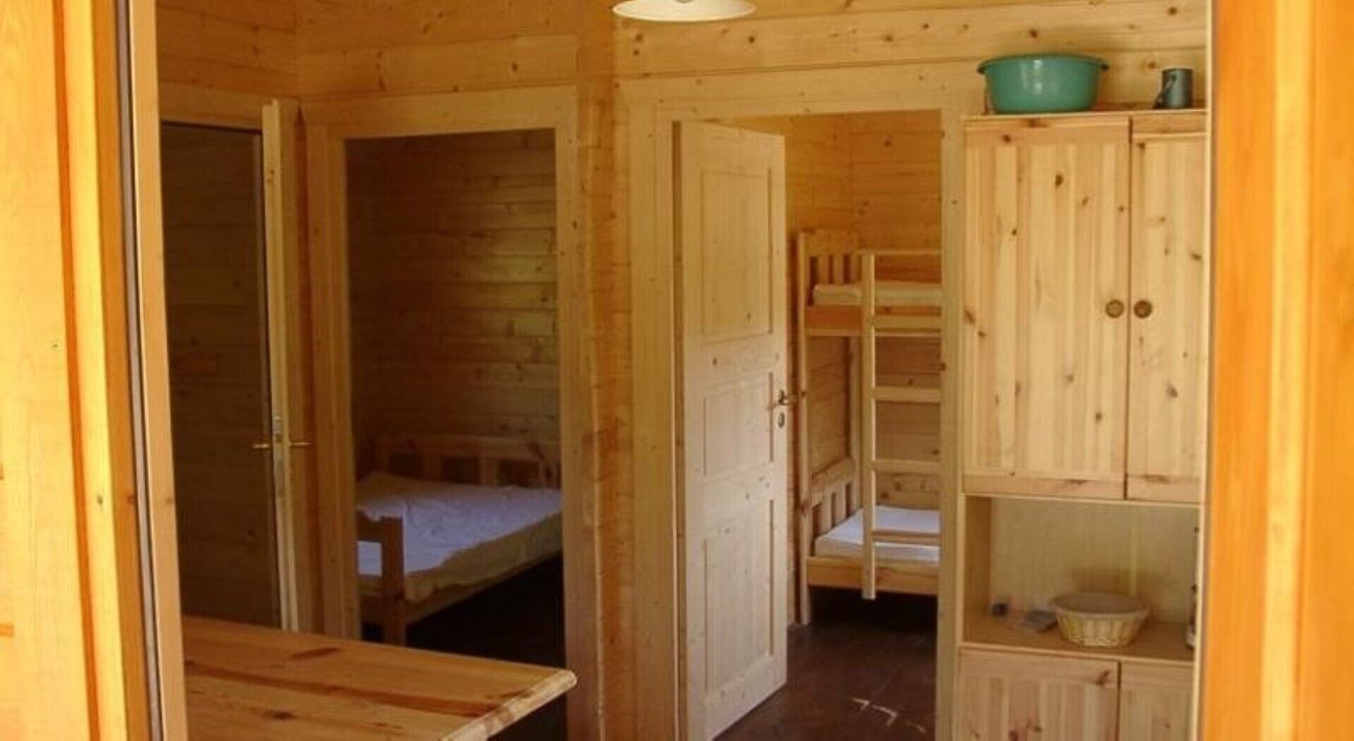 2 bedrooms, travel crib, free WiFi, bed sheets