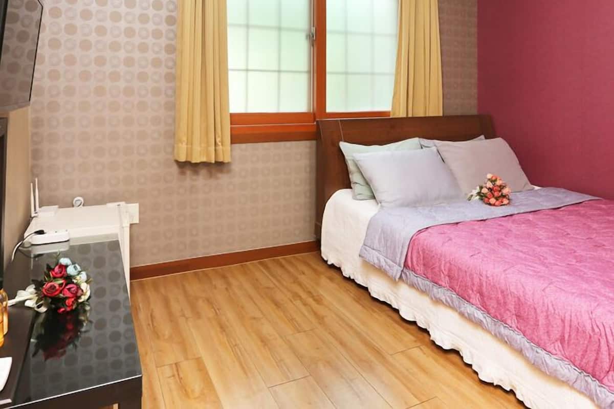 Standard Double Room, Non Smoking | Premium bedding, WiFi (free)