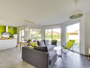 TV - Modern Home with Terrace in Biscarrosse – Sleeps 7 with WiFi & BBQ (Biscarrosse)