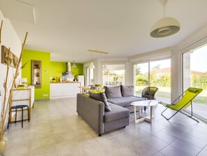 TV - Modern Home with Terrace in Biscarrosse – Sleeps 7 with WiFi & BBQ (Biscarrosse)
