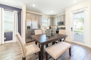 Dining - Setting Sail Cottage with Private Hot Tub near Disney with Margaritaville. (Kissimmee)