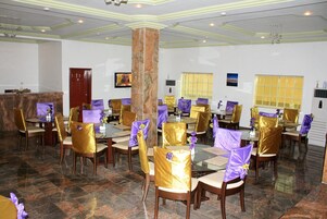 Se sirven desayunos, almuerzos y cenas; cocina local e internacional