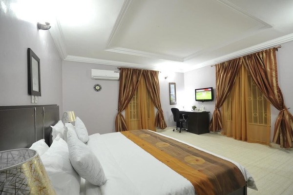 Executive Room | Desk, WiFi (free), bed sheets