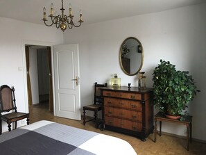 Appartement, 2 slaapkamers | 2 slaapkamers, een kluis op de kamer, individueel gedecoreerd
