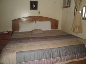 Deluxe Room | In-room safe, desk, laptop workspace, free WiFi - Scholet Suites (Calabar)