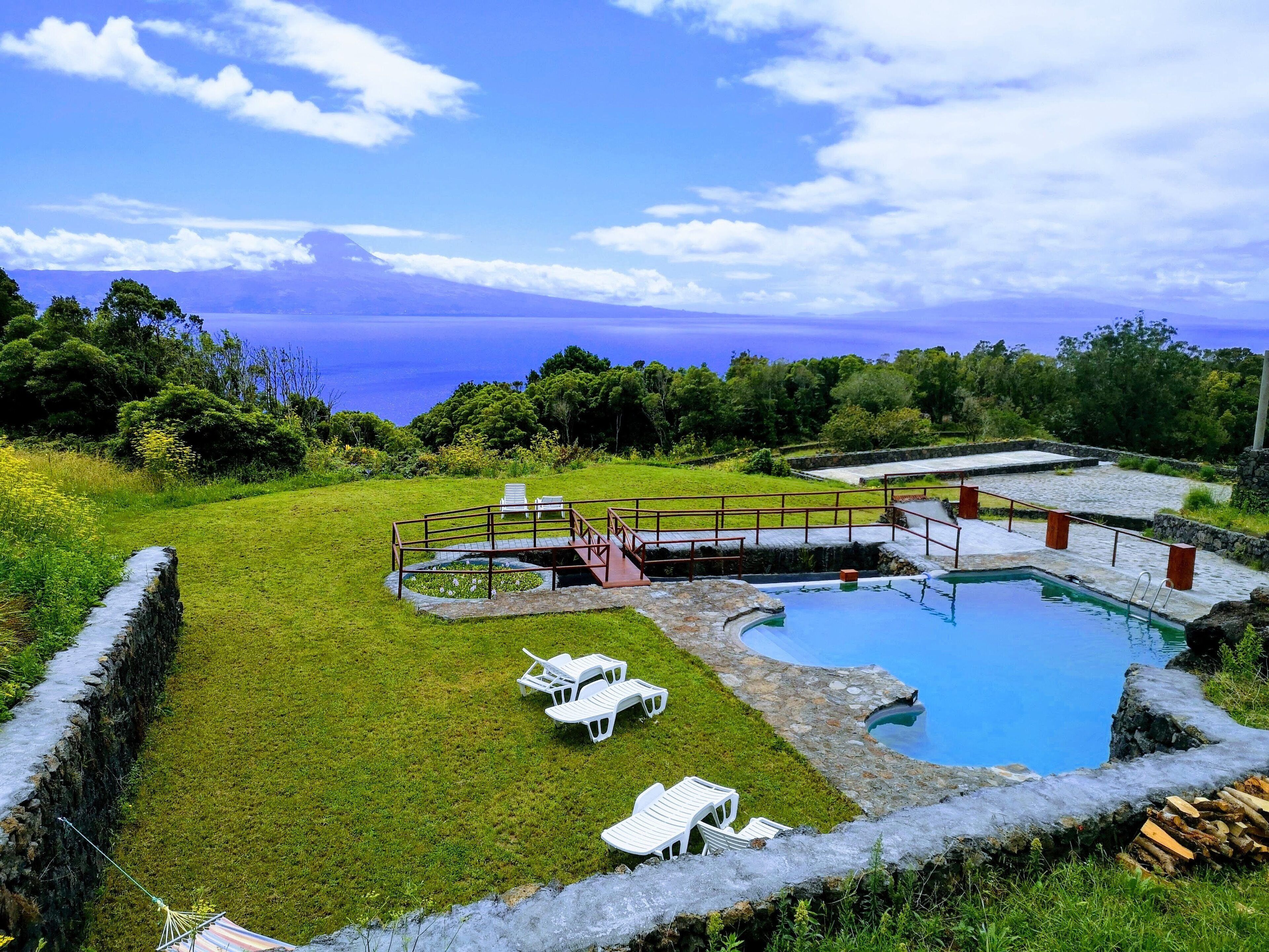 Alberca al aire libre por temporada y camastros 