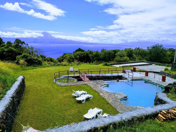 حمّام سباحة خارجي موسمي، مقاعد للتشمس