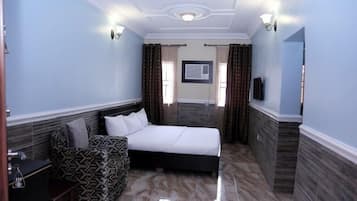Room | Desk, free WiFi, bed sheets