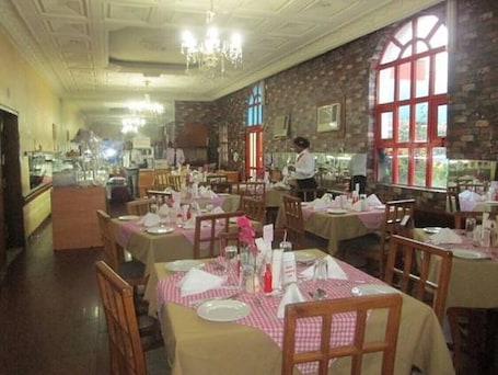 Se sirven desayunos, comidas, cenas y cocina local e internacional