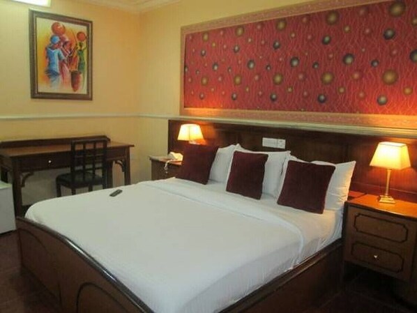 Minibar, bureau, espace de travail pour ordinateur portable