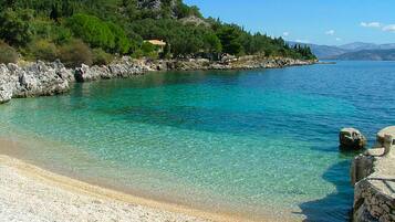 在海滩、沙滩椅、沙滩毛巾