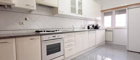 Fridge, microwave, oven, stovetop