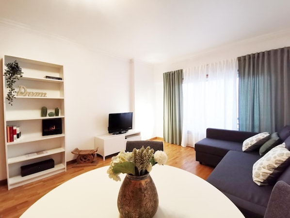 TV - Down town apartment near metro station expo29 (Lisboa)