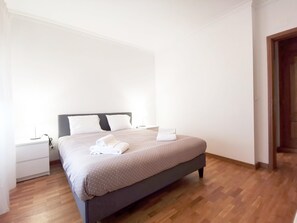 1 bedroom, iron/ironing board, free WiFi, bed sheets - Down town apartment near metro station expo29 (Lisboa)
