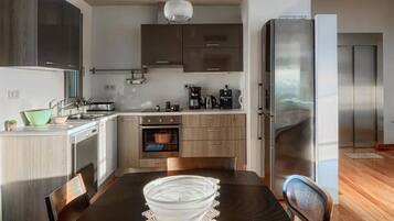 Apartamento superluxo | Cozinha privada | Geladeira grande, micro-ondas, fogão, cooktop