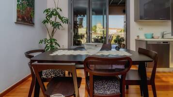 Apartamento superluxo | Opções para refeição no quarto