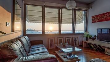 Apartamento superluxo | Sala de estar | TV de tela plana, DVD player