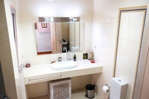 Luxury Apartment | Bathroom