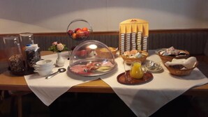 Un bufé de desayuno con diversas opciones de comida y bebidas.