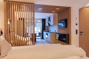 Superior-studio | Kannettavalle tietokoneelle sopiva työtila, silitysrauta/-lauta