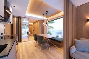 Deluxe Studio, Non Smoking, Fireplace | In-room dining