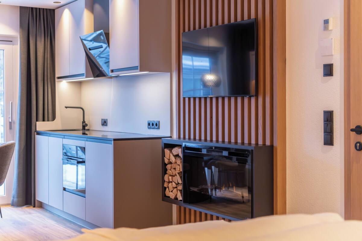 Superior Studio | Private kitchen | Coffee/tea maker, full-sized fridge, microwave, stovetop