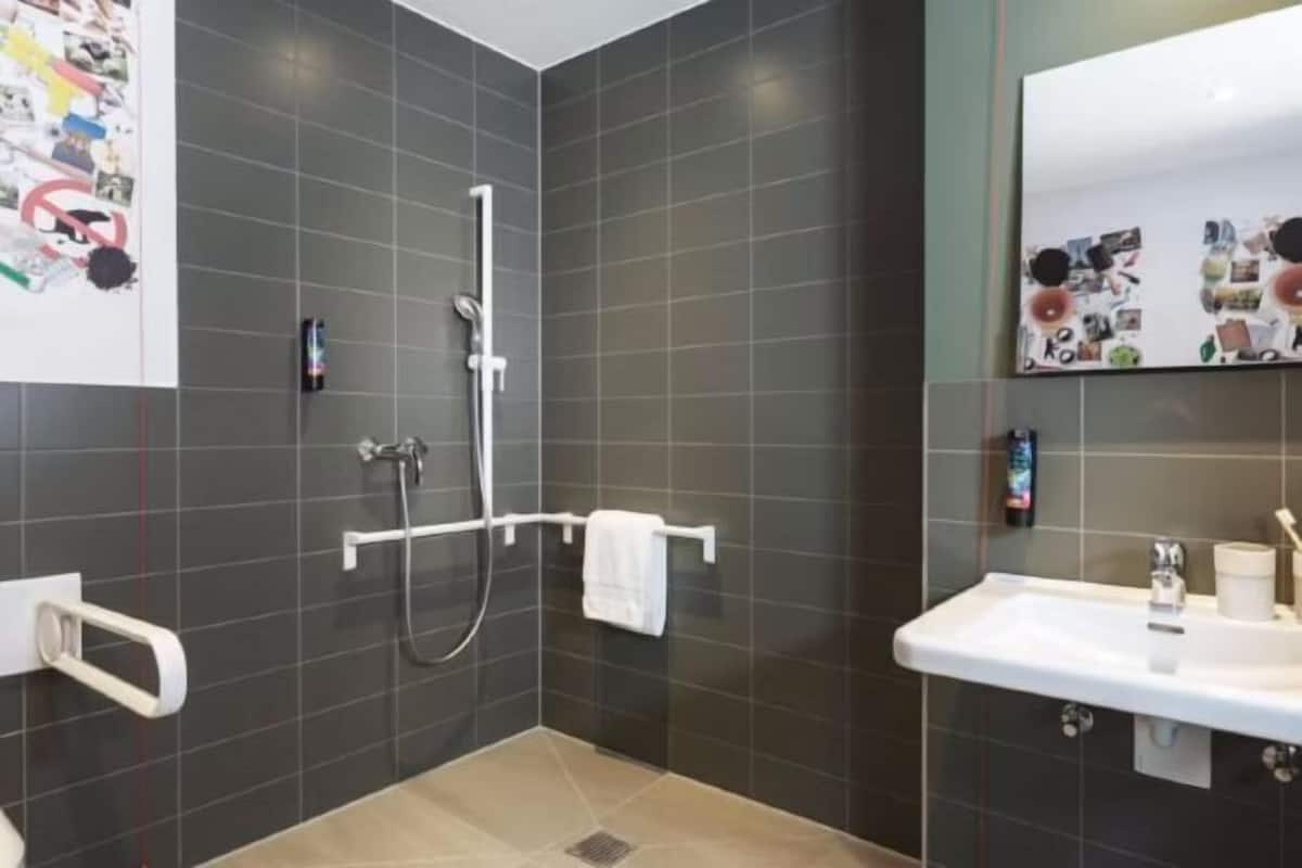 Banyo | Saç kurutma makinesi, havlu, sabun, şampuan