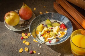 Daily buffet breakfast (EUR 19.00 per person) - Holiday Inn - the niu, Dwarf Berlin Schöneberg by IHG (Berlin)