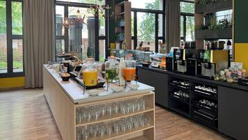 Petit déjeuner buffet (19.00 EUR par personne)