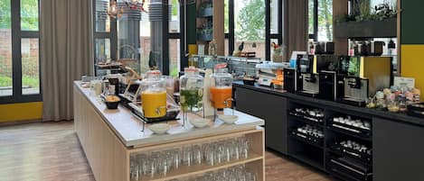 Desayuno buffet diario (EUR 19.00 por persona)
