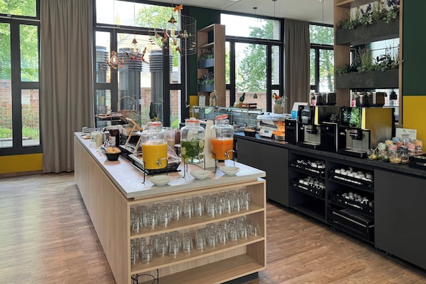 Daily buffet breakfast (EUR 19.00 per person) - Holiday Inn - the niu, Dwarf Berlin Schöneberg by IHG (Berlin)