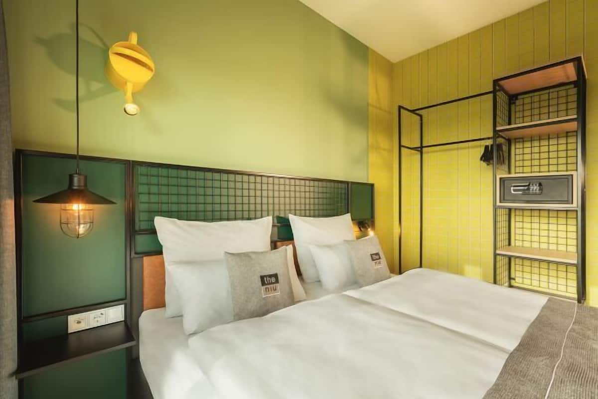 Anti alerjik yatak takımı, odada kasa, ayrı ayrı dekore edilmiş