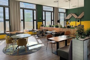 Daily buffet breakfast (EUR 19.00 per person) - Holiday Inn - the niu, Dwarf Berlin Schöneberg by IHG (Berlin)