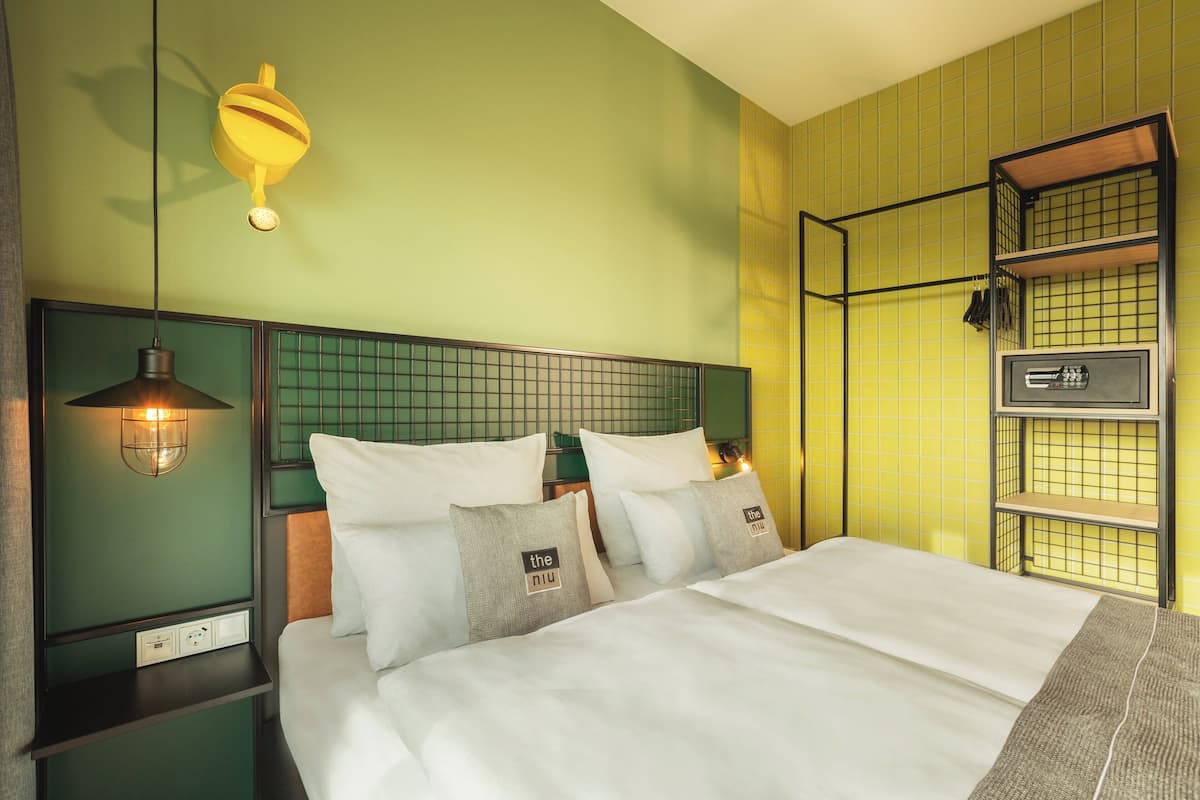 Anti alerjik yatak takımı, odada kasa, ayrı ayrı dekore edilmiş