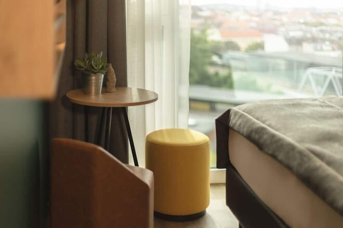 Anti alerjik yatak takımı, odada kasa, ayrı ayrı dekore edilmiş