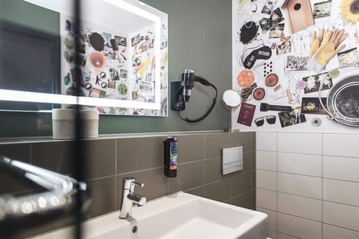 Bathroom | Hair dryer, towels, soap, shampoo