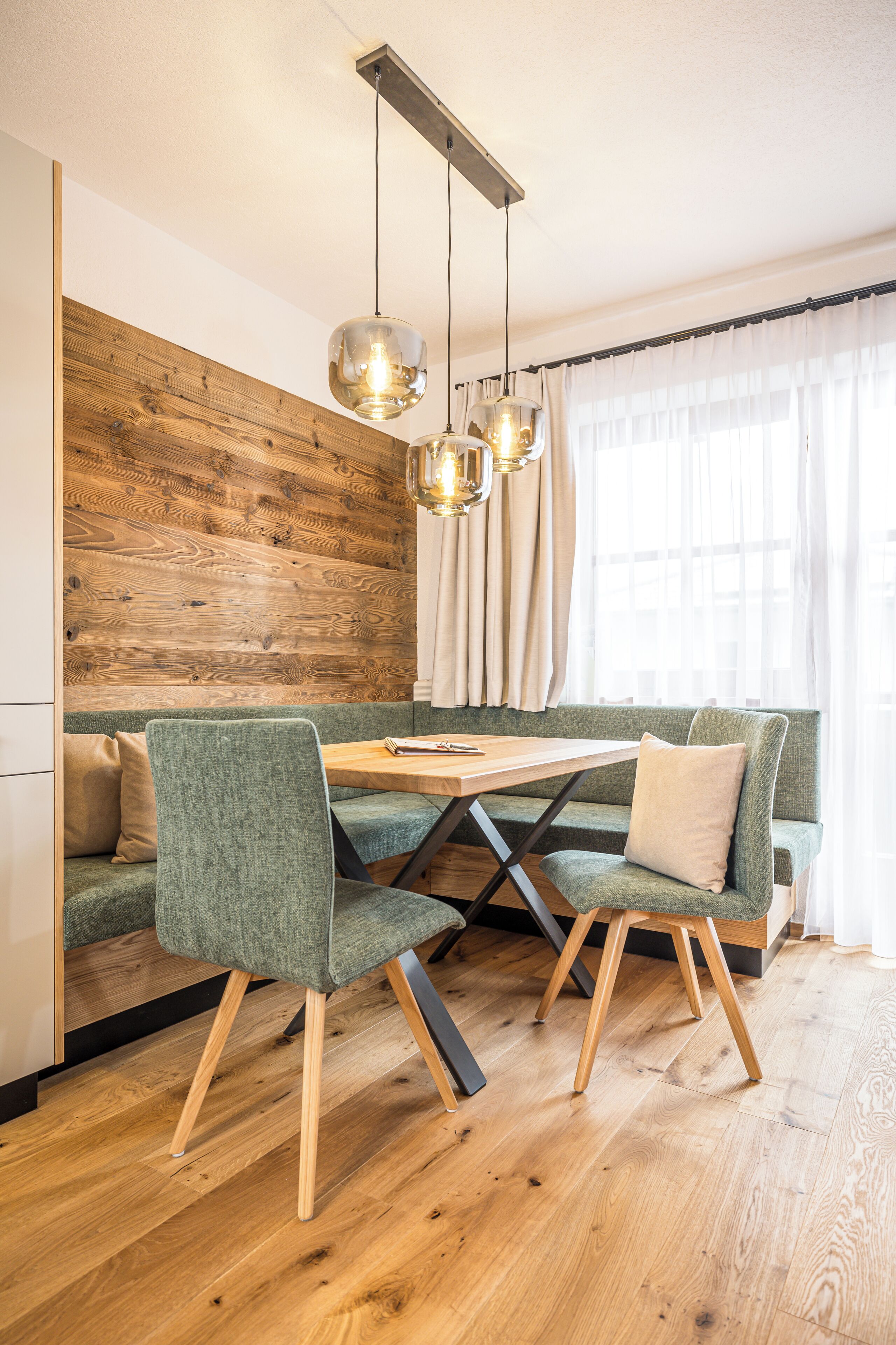 ห้องเบสิกสำหรับสี่ท่าน, 1 ห้องนอน, ปลอดบุหรี่ | บริเวณนั่งเล่น | ทีวี