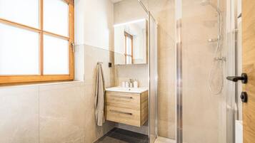Basic Quadruple Room, 1 Bedroom, Non Smoking | Bilik Mandi | Pancuran mandi, pengering rambut, selipar, tuala disediakan
