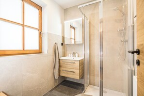 Basic Quadruple Room, 1 Bedroom, Non Smoking | Bathroom | Shower, hair dryer, slippers, towels - Tramberger Apartments (Reith im Alpbachtal)