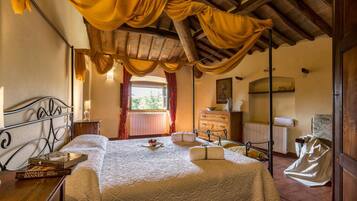 8 bedrooms, free WiFi, bed sheets