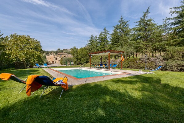 Seasonal outdoor pool, pool umbrellas, sun loungers - Villa Fontocchio (Cortona)